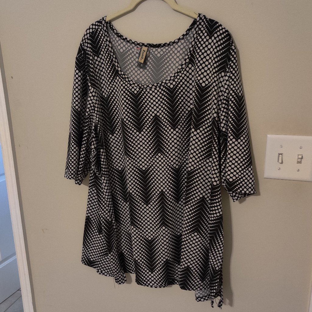 Lucielu Graphic Dot Tunic Top